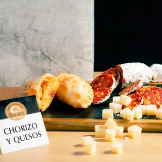 Empanada de chorizo y quesos