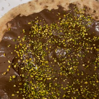 Schiaccino dolce con nutella e granella di pistacchio