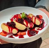 მაჭკატი კენკრის სოუსით Syrniki with jam