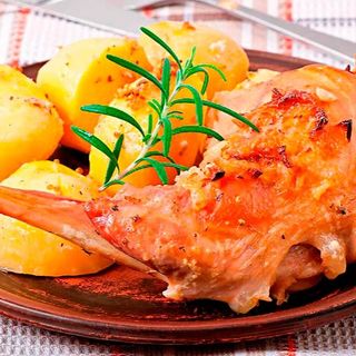 Conejo a la brasa con guarnición 