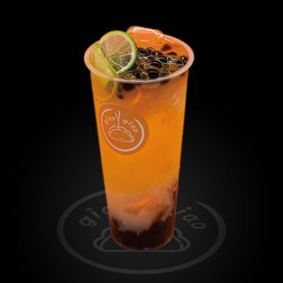 Te verde al passion fruit e frutta fresca