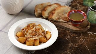 შემწვარი კარტოფილი ხახვით, სანელებლებით და ტყემალის სოუსით