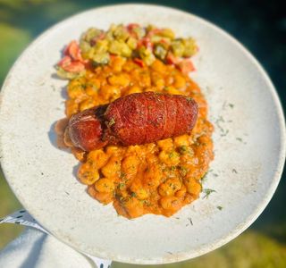 Jambon de porc cu iahnie de fasole si acrituri picante