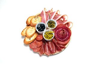 ხორცის ნაირსახეობა (პროშურო კრუდო, შპეკი,
მილანო, ნაპოლი, პეპერონი)