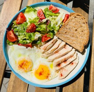 Ранкова тарілка з куркою