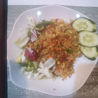 Ryz smażony z jajkiem i warzywami