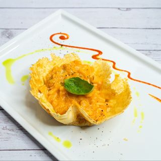 Pasta e patate in cialda di formaggio