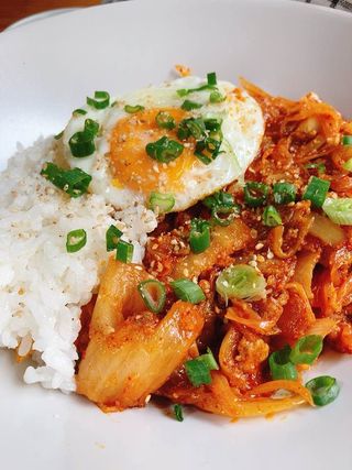 Arroz con kimchi frito