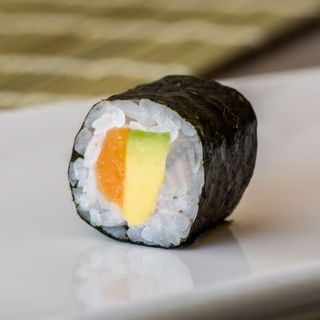 9. Maki Salmón Y Aguacate (4 Uds.)