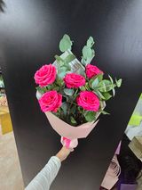 Buket sa 5 ruža i eukaliptusom