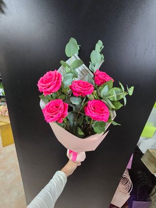 Buket sa 5 ruža i eukaliptusom