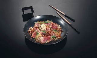 მომწვარი თინუსის ტატაკი ნივრიანი პონზუს სოუსით 