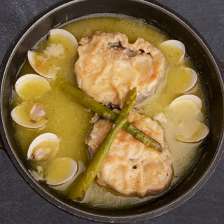 Tronco De Merluza Con Almeja, Espárrago Y Salsa De Vino