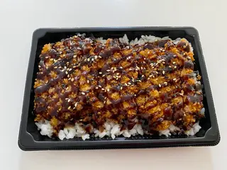 8C Arroz de sushi con tempura de salmon y salsa