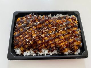 8C Arroz de sushi con tempura de salmon y salsa