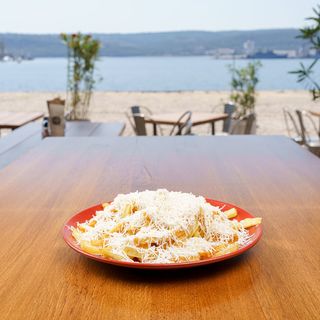 Пресни пържени картофи със сирене (250г)