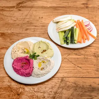 Hummus e verdure crude + Pita fatta in casa + Succo a scelta