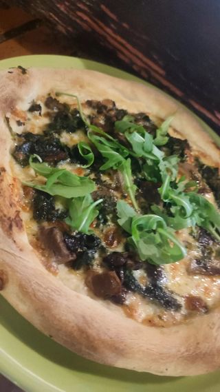 Pizza de funghi con rúcula y foie