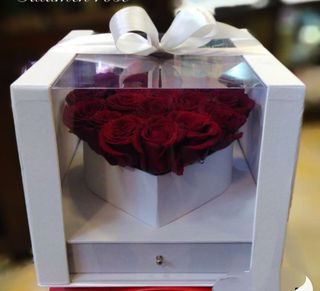 هدية راقية من الورد والشكلاطة فريرو روشي داخل العلبة 
