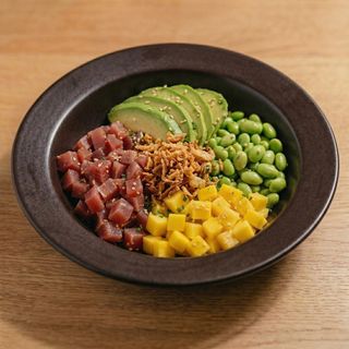 Bowl de arroz y atún con aguacate