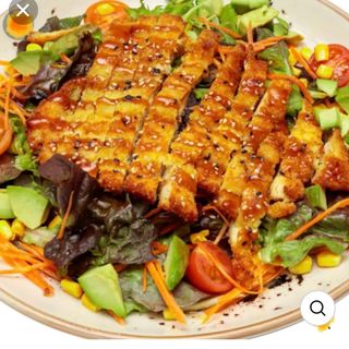 Ensalada de pollo katsu