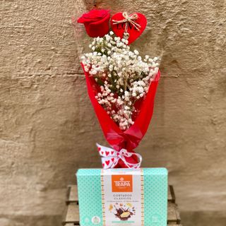 Rosa roja con corazón y caja de bombones.