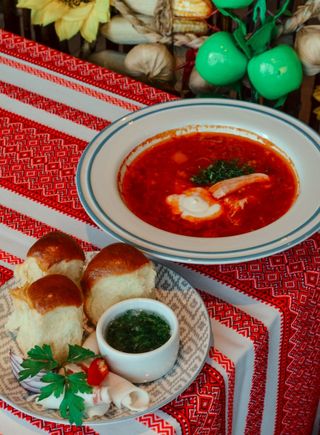 Борщ український з куркою та пампушками