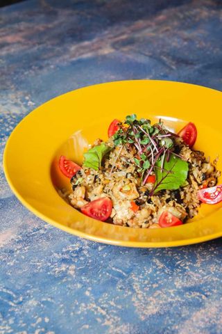 Жареный рис с креветками и овощами