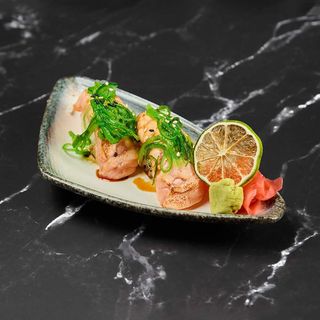 Hot Salmon Nigiri 2 komada