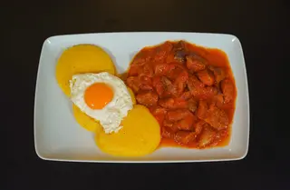 Tochitură cu ou si mămăliguță