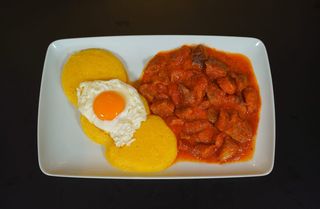 Tochitură cu ou si mămăliguță