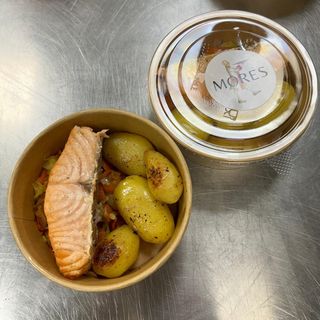 Salmón Asado con verduritas y patatas provenzales