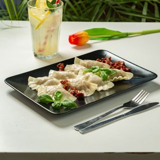 Pierogi z suszonymi pomidorami, mozzarella i bazylią