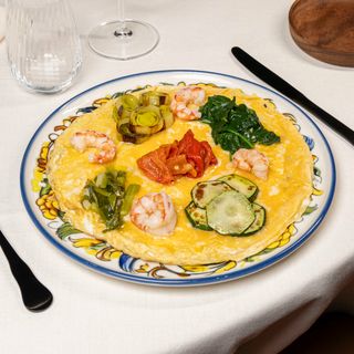 Tortilla vaga de verduras de temporada y gamba alistada