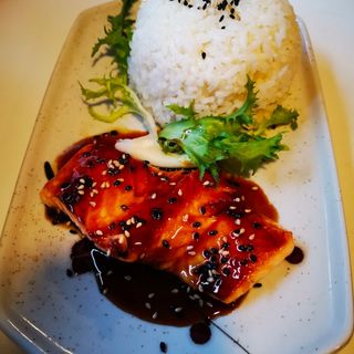 Salmone alla griglia accompagnato da riso bianco e Wakame 