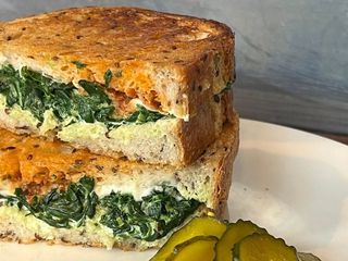 Сендвіч зі шпинатом та страчателою (320g)