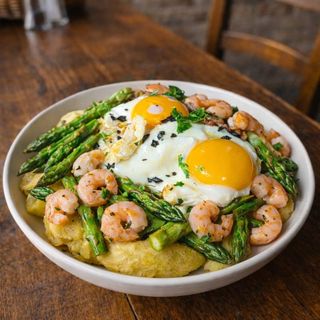 HUEVOS ESTRELLADOS CON ESPARRAGOS VERDES Y GAMBAS