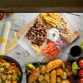 Svinjski giros na tanjiru + pomfrit + sok