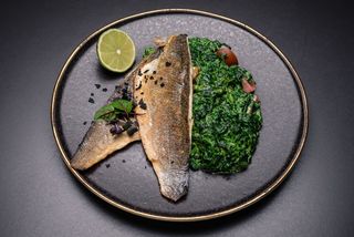 Biban de mare cu spanac si sos de unt cu usturoi 