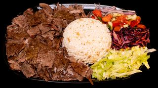 Kebab na talerzu z mięsem baranio-wołowym