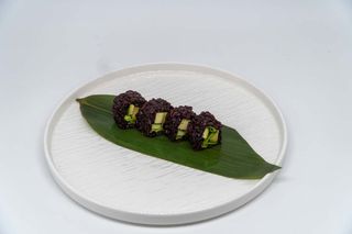 Uramaki black avocado - 4 pezzi