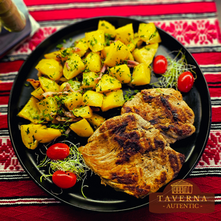 Muschiulet de porc la gratar  cu cartofi taranesti