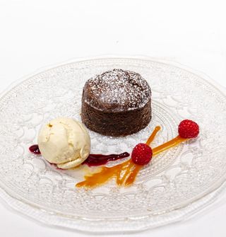 Coulant de Chocolate Caliente con Helado de Vainilla