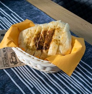 ПИТКА С МАСЛО И ШАРЕНА СОЛ