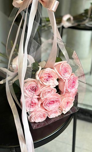 Buchet 11 trandafiri pudrati 