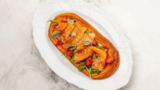 Пиццета из слоеного теста с форелью и томатами