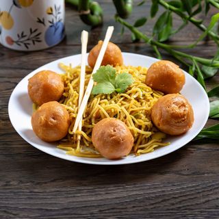 35. Kurczak w cieście kokosowym, surówka