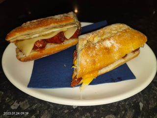 Bocadillo Chistorra Con Queso Y Huevo