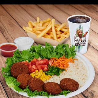 plato falafel con bebidas 
