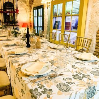 Brioche de rabo de toro con brotes verdes, salsa gaucha y parmesano, 2 und.